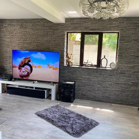 Lovely 1 Bedroom Flat In A 2 Ground Floor House Craiova Dış mekan fotoğraf