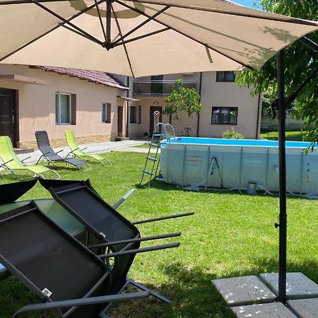 Lovely 1 Bedroom Flat In A 2 Ground Floor House Craiova Dış mekan fotoğraf