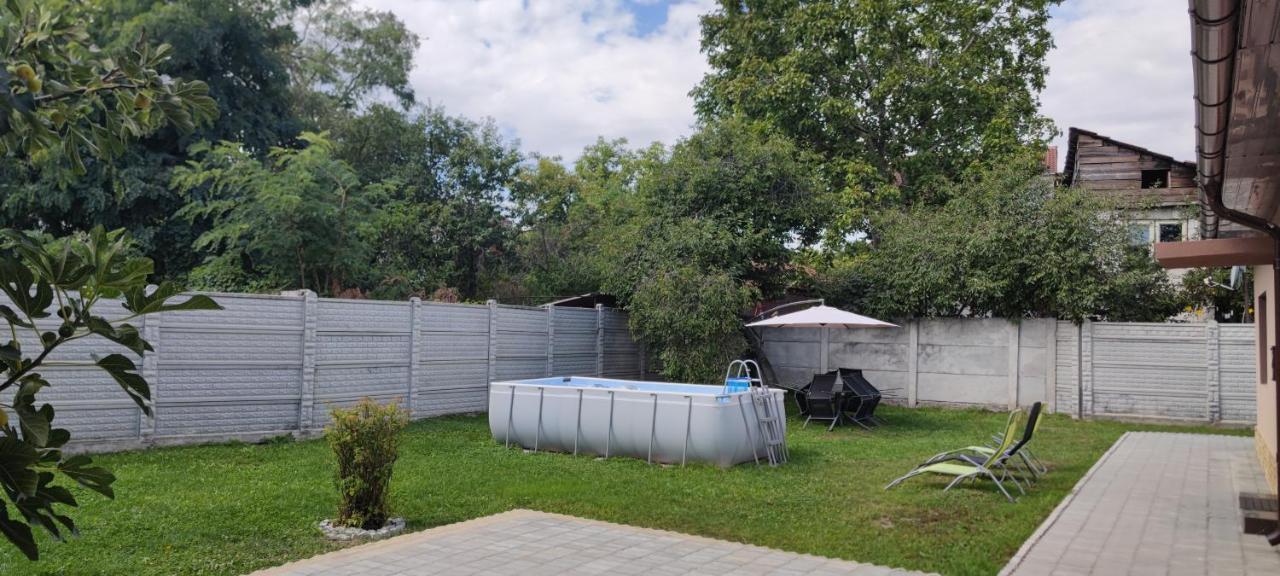 Lovely 1 Bedroom Flat In A 2 Ground Floor House Craiova Dış mekan fotoğraf