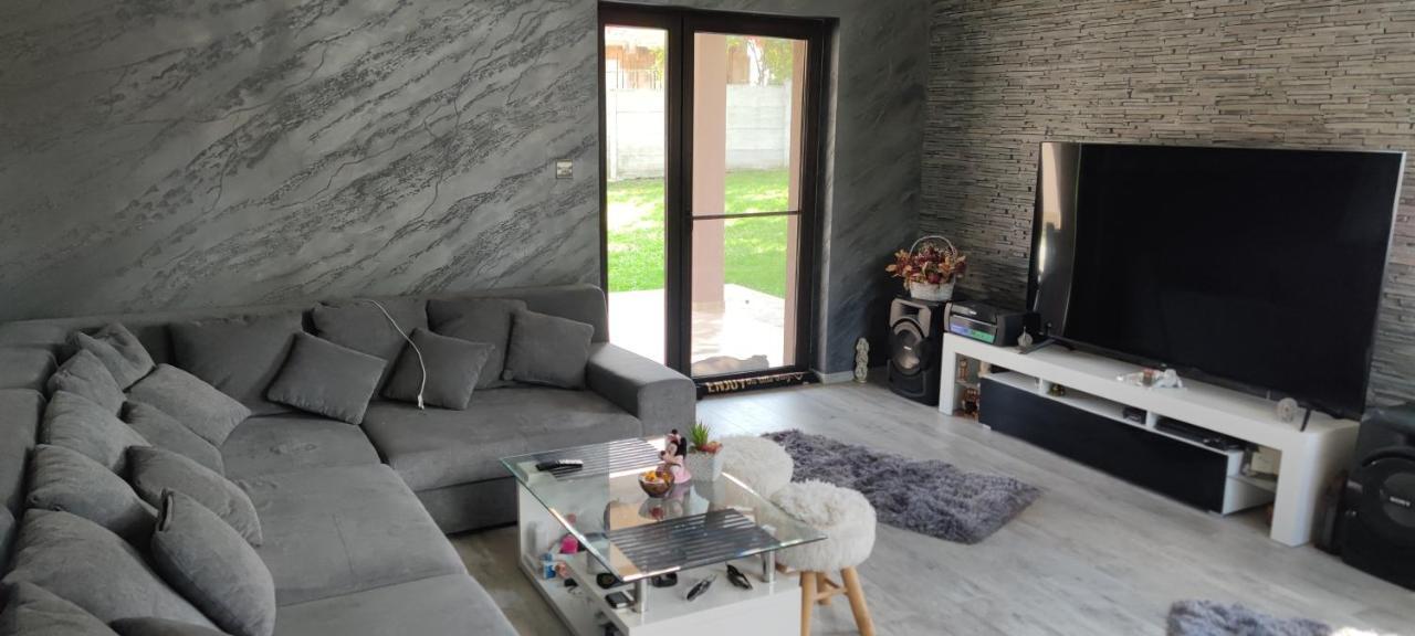 Lovely 1 Bedroom Flat In A 2 Ground Floor House Craiova Dış mekan fotoğraf