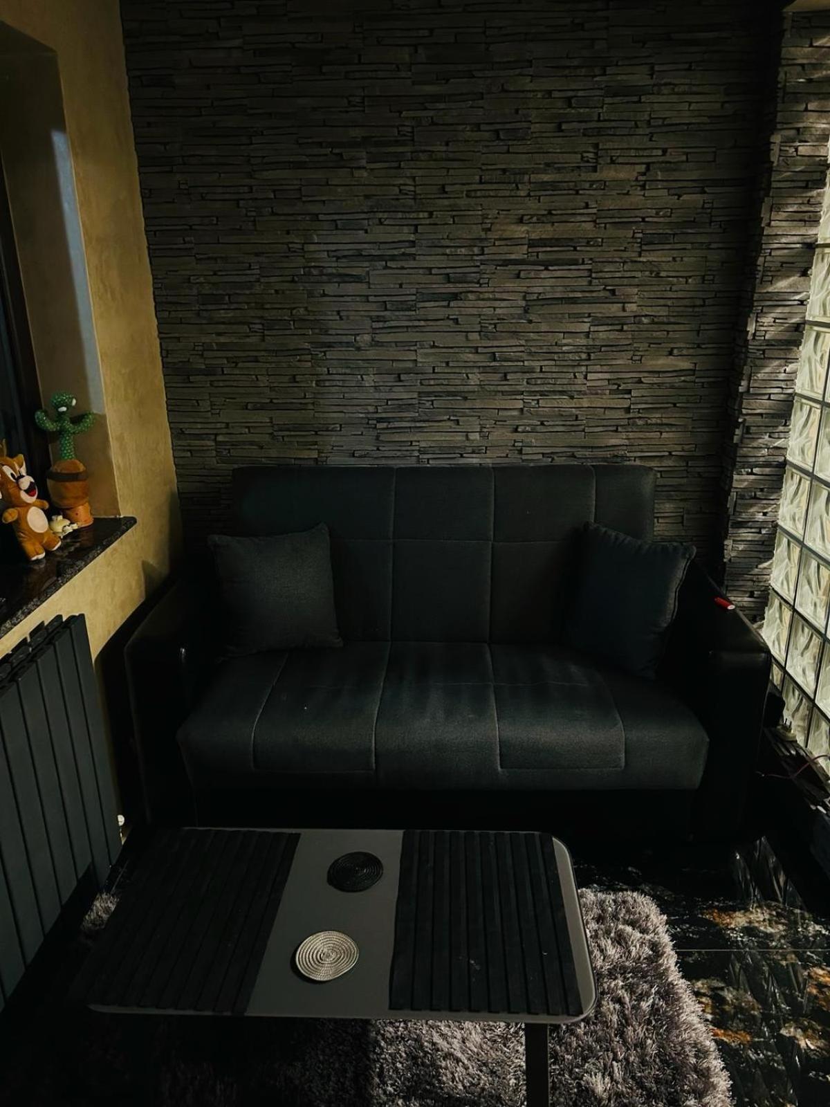 Lovely 1 Bedroom Flat In A 2 Ground Floor House Craiova Dış mekan fotoğraf