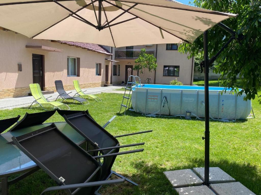 Lovely 1 Bedroom Flat In A 2 Ground Floor House Craiova Dış mekan fotoğraf