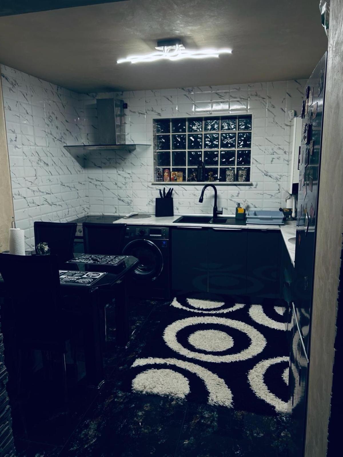 Lovely 1 Bedroom Flat In A 2 Ground Floor House Craiova Dış mekan fotoğraf