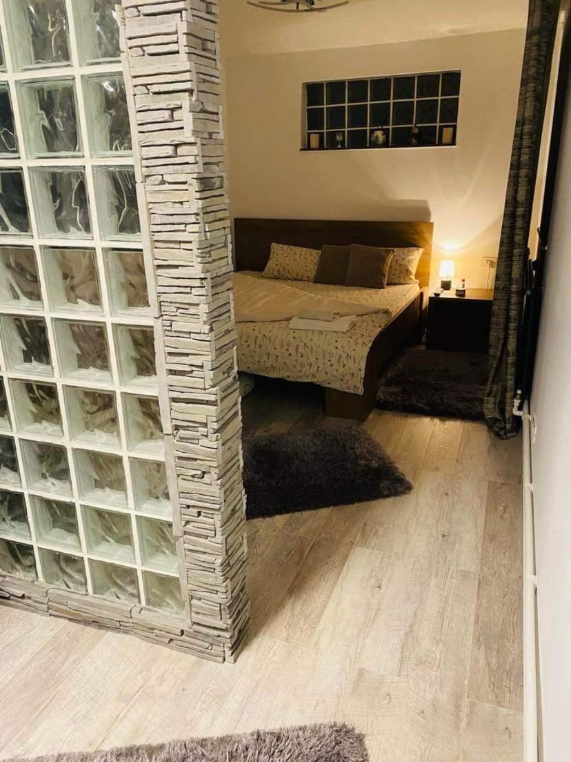 Lovely 1 Bedroom Flat In A 2 Ground Floor House Craiova Dış mekan fotoğraf